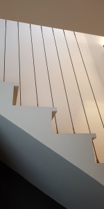 Câble inox disposé verticalement afin de sécurité un escalier.