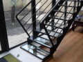 Escalier métallique et marches en verre