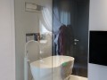 Salle de bain moderne avec cloison vitré.