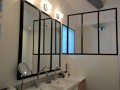 Cadre en corniere type "atelier" formant un miroir ainsi qu'une paroi de douche.